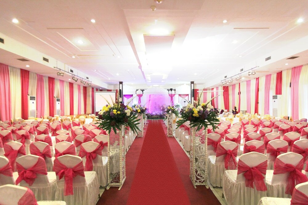 Фото Garuda Plaza Hotel