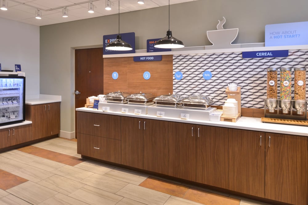 Фото Holiday Inn Express Hotel & Suites Indianapolis Dtn-Conv Ctr, an Ihg Hotel