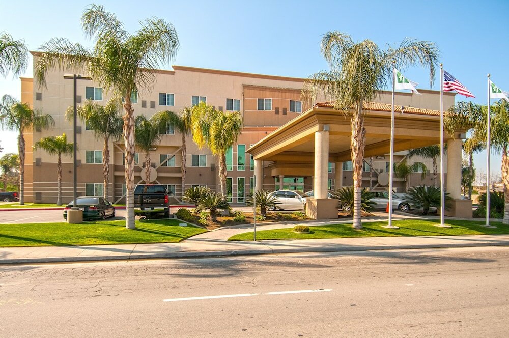 Фото Holiday Inn Express and Suites Bakersfield Central, an Ihg Hotel