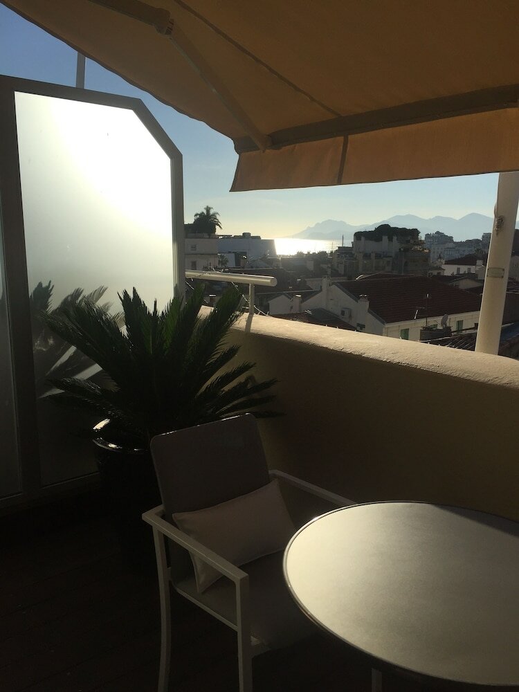 Фото Cannes Centre Univers