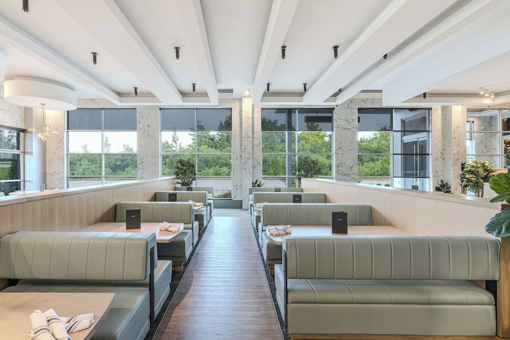 Фото Sandman Signature Toronto Airport Hotel