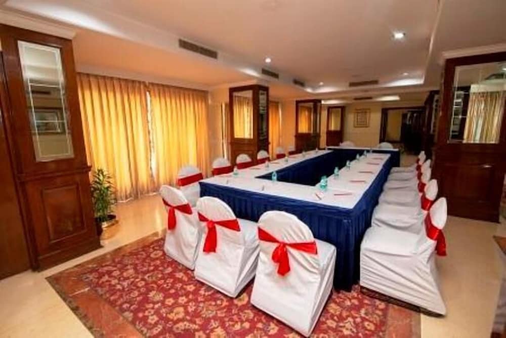 Фото Dynasty Hotel