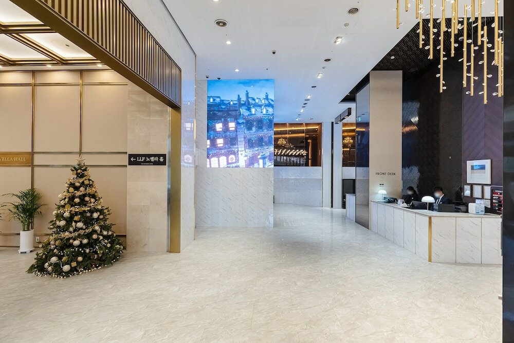 Фото The Riverside Hotel