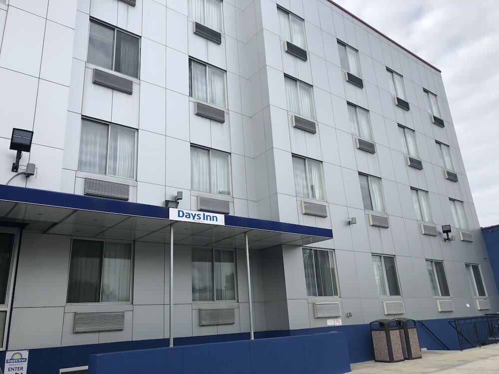 Фото Days Inn by Wyndham Brooklyn Borough Park