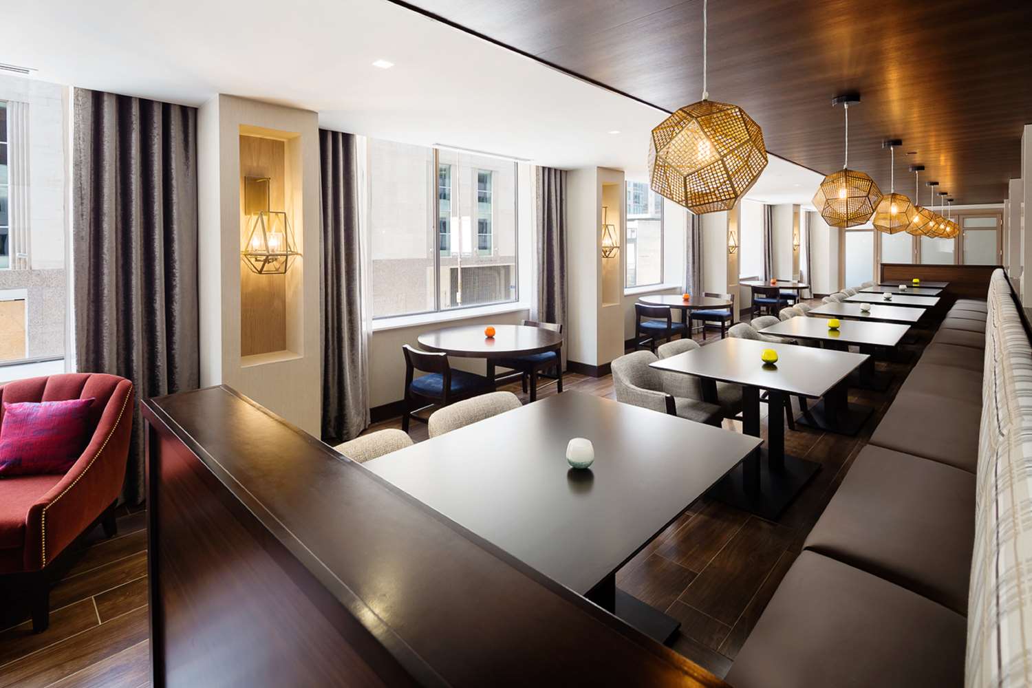 Фото Hampton Inn & Suites Dallas Downtown