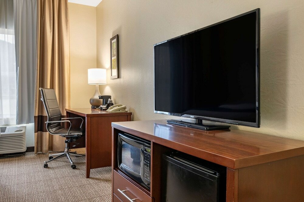 Фото Comfort Inn & Suites Northern Kentucky