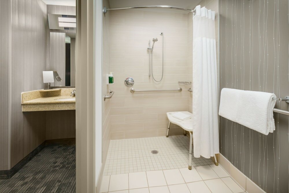 Фото Courtyard by Marriott Chicago Bloomingdale