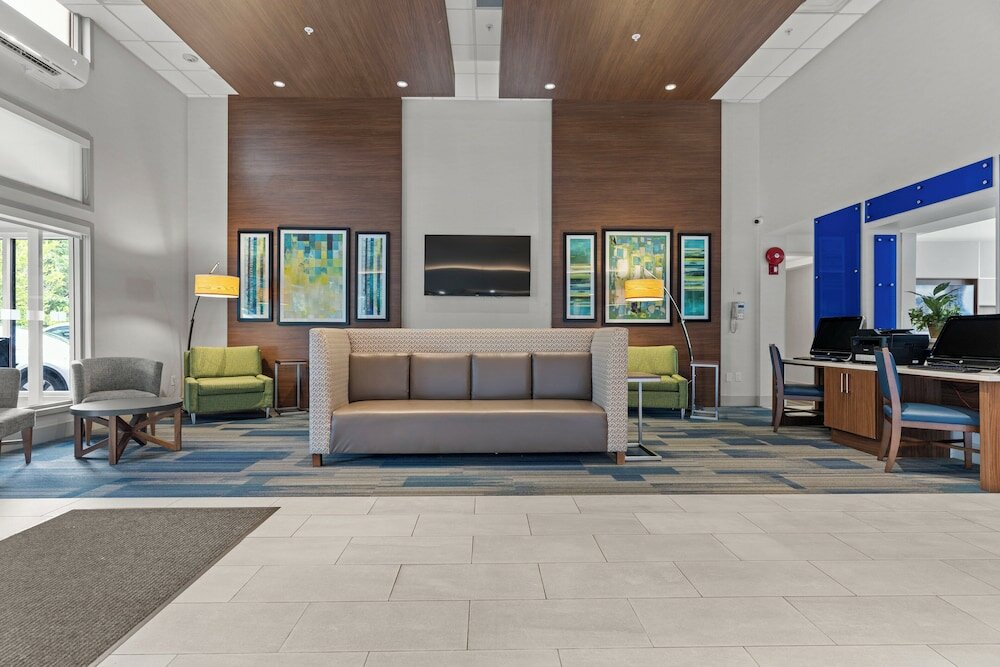 Фото Holiday Inn Express & Suites Surrey, an Ihg Hotel