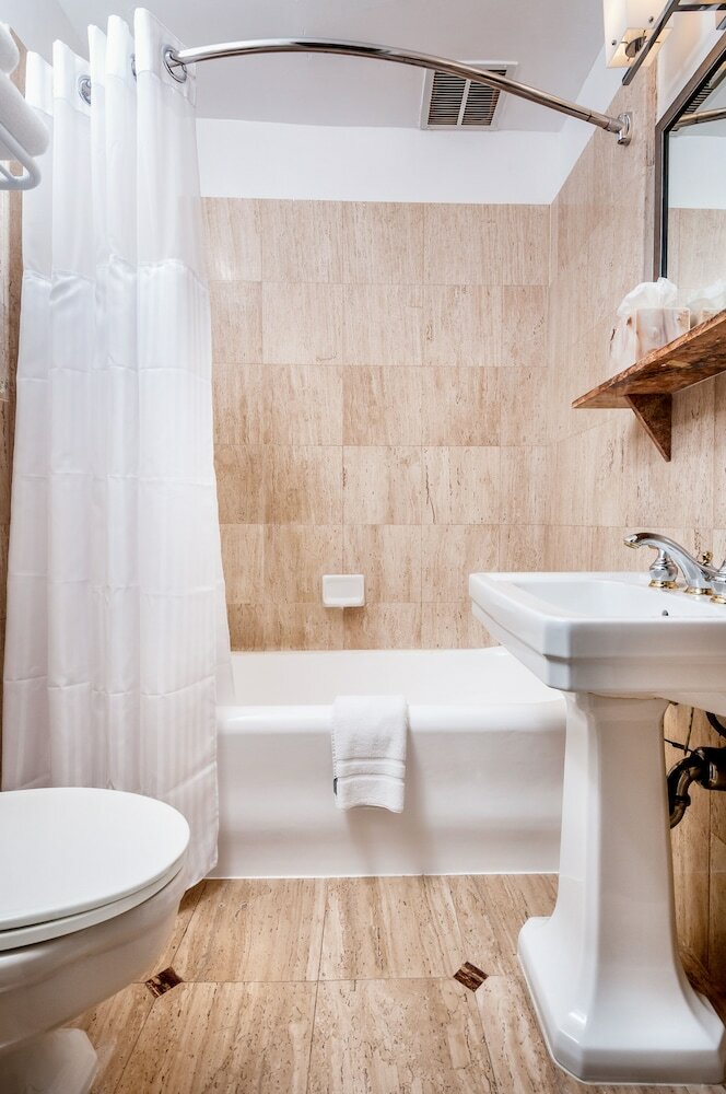 Фото The Pickwick Hotel