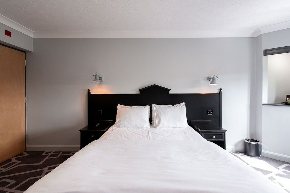 Фото Village Hotel Liverpool