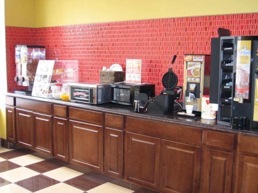 Фото Townhouse Inn & Suites