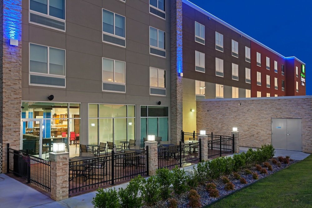 Фото Holiday Inn Express & Suites Tulsa South - Woodland Hills, an Ihg Hotel