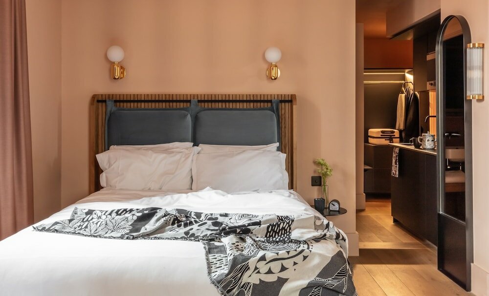 Фото Whitworth Locke