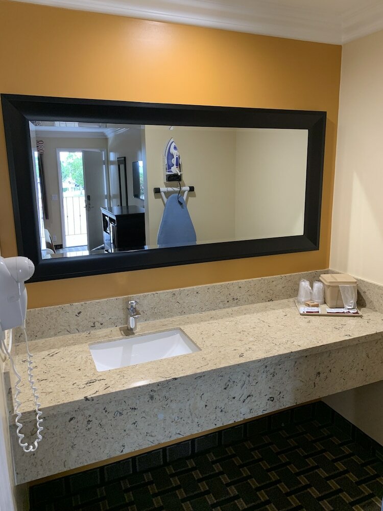 Фото Ontario Inn & Suites