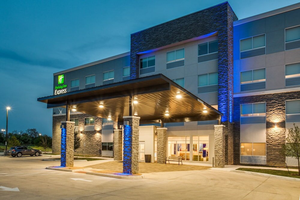 Фото Holiday Inn Express And Suites Denton South, an Ihg Hotel