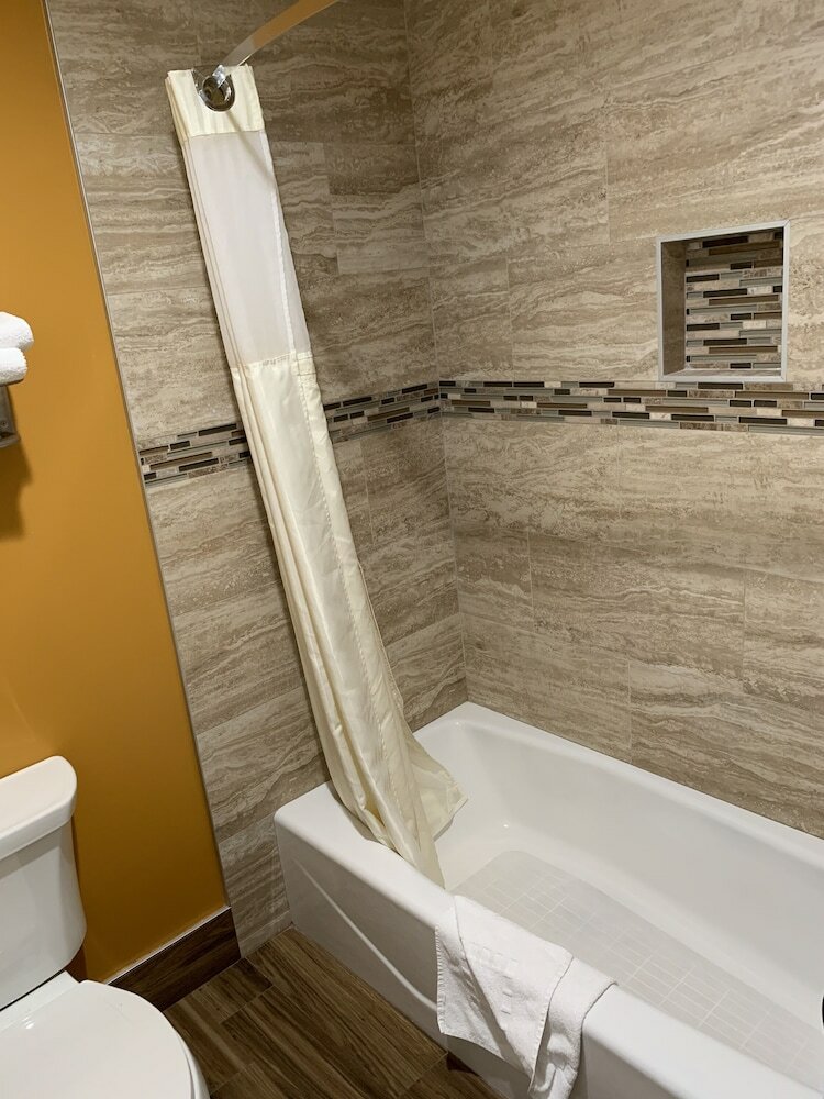 Фото Ontario Inn & Suites