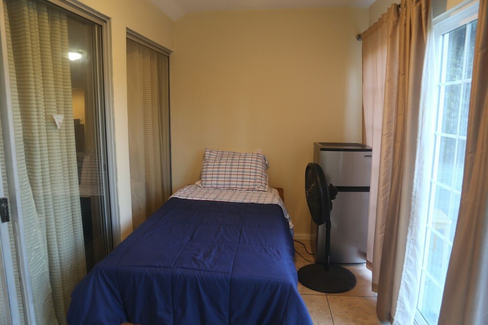 Фото Mini Mansion in Hollywood Hills