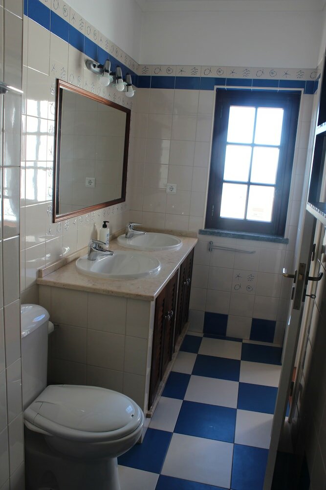 Фото Ericeira Chill Hill Hostel & Private Rooms - Peach Garden