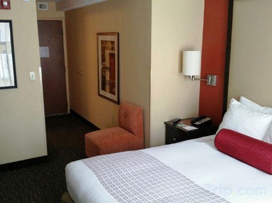 Фото Beacon Hotel & Corporate Quarters