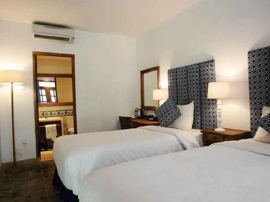 Фото Adhisthana Hotel