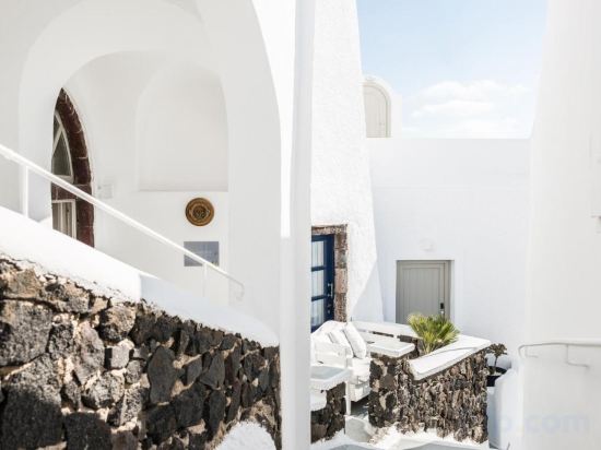 Фото On The Rocks Hotel