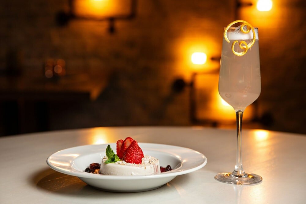 Фото Delta Edmonton Centre Suite Hotel