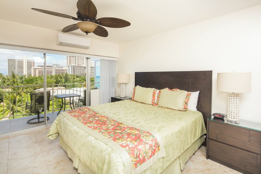 Фото Castle Waikiki Shore