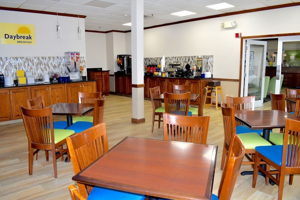 Фото Days Inn & Suites by Wyndham Tucker/Northlake