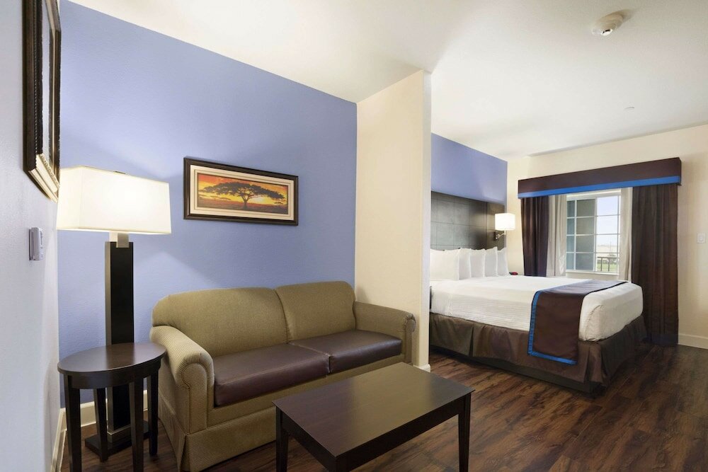 Фото Days Inn & Suites by Wyndham Galveston West/Seawall