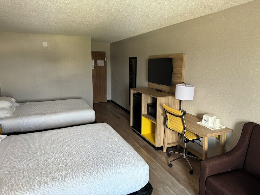 Фото Days Inn by Wyndham Muncie -Ball State University