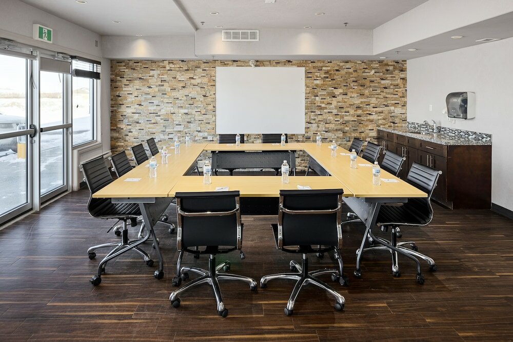 Фото Home Inn & Suites Swift Current