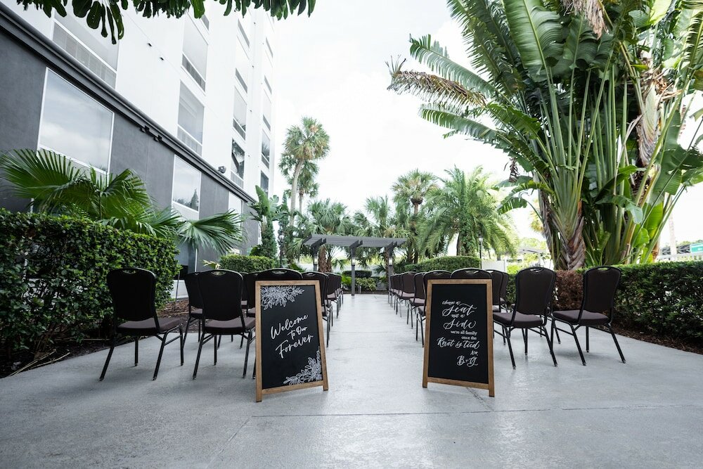 Фото Holiday Inn & Suites Across From Universal Orlando