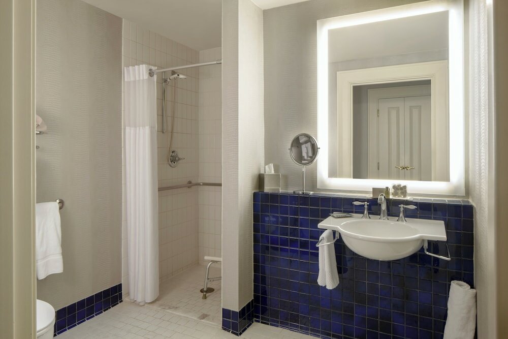 Фото The Ashton Hotel