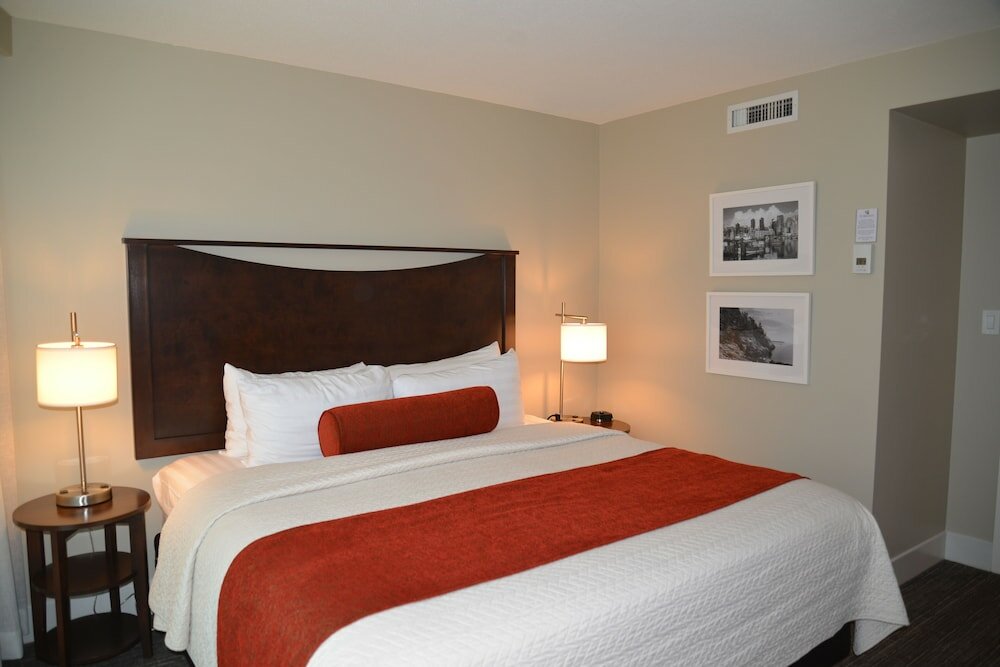 Фото Rosedale on Robson Suite Hotel