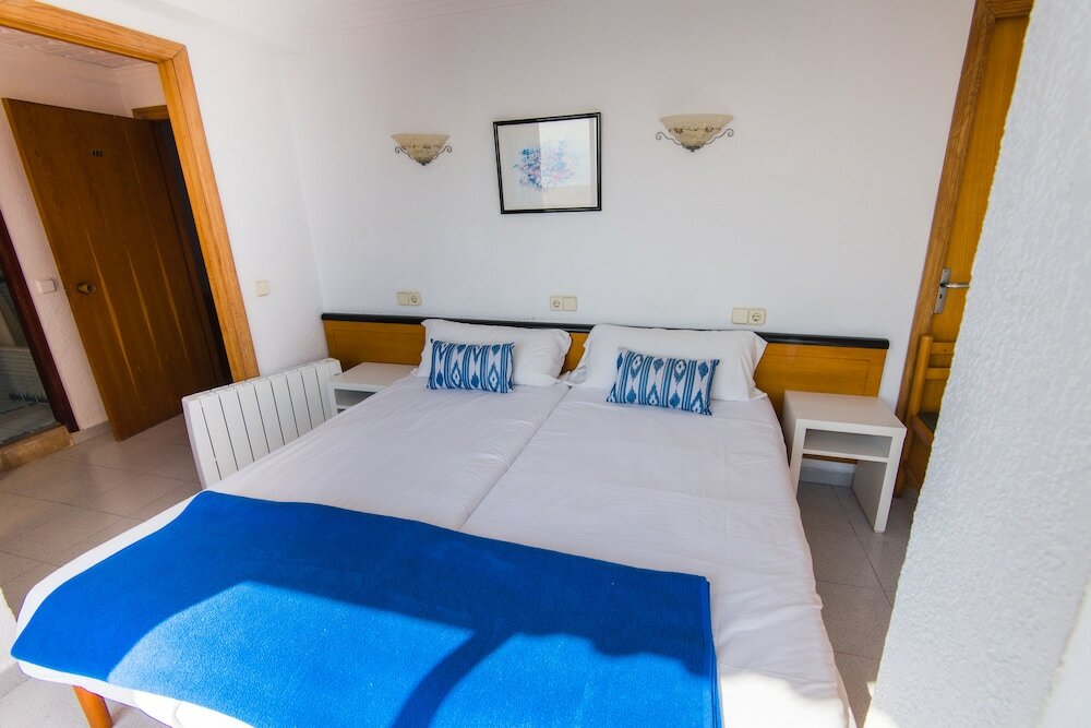 Фото Hostal Port Corona