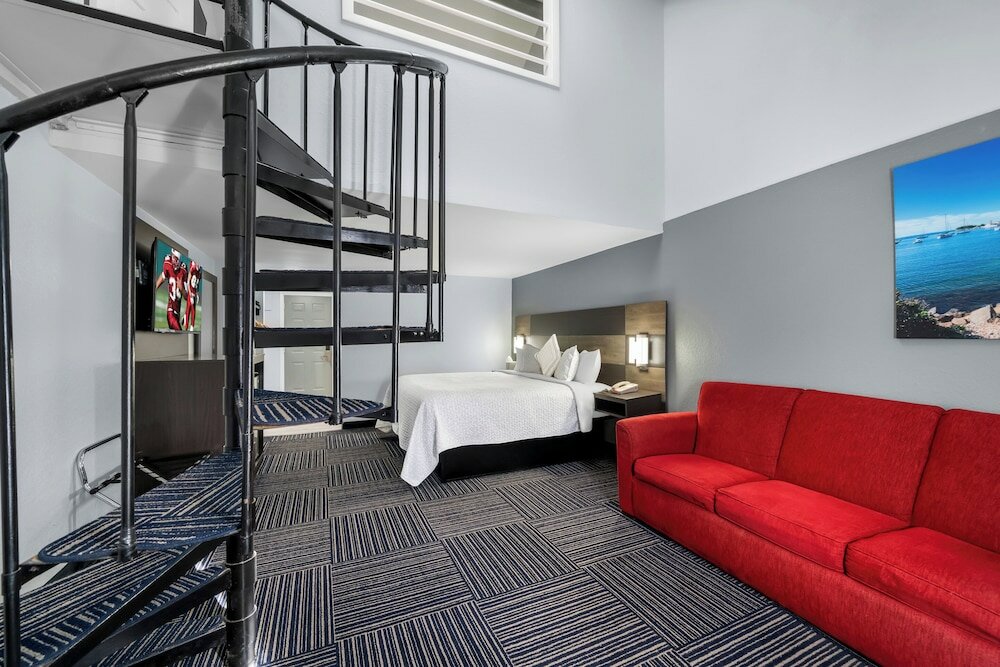 Фото Admiralty Inn & Suites