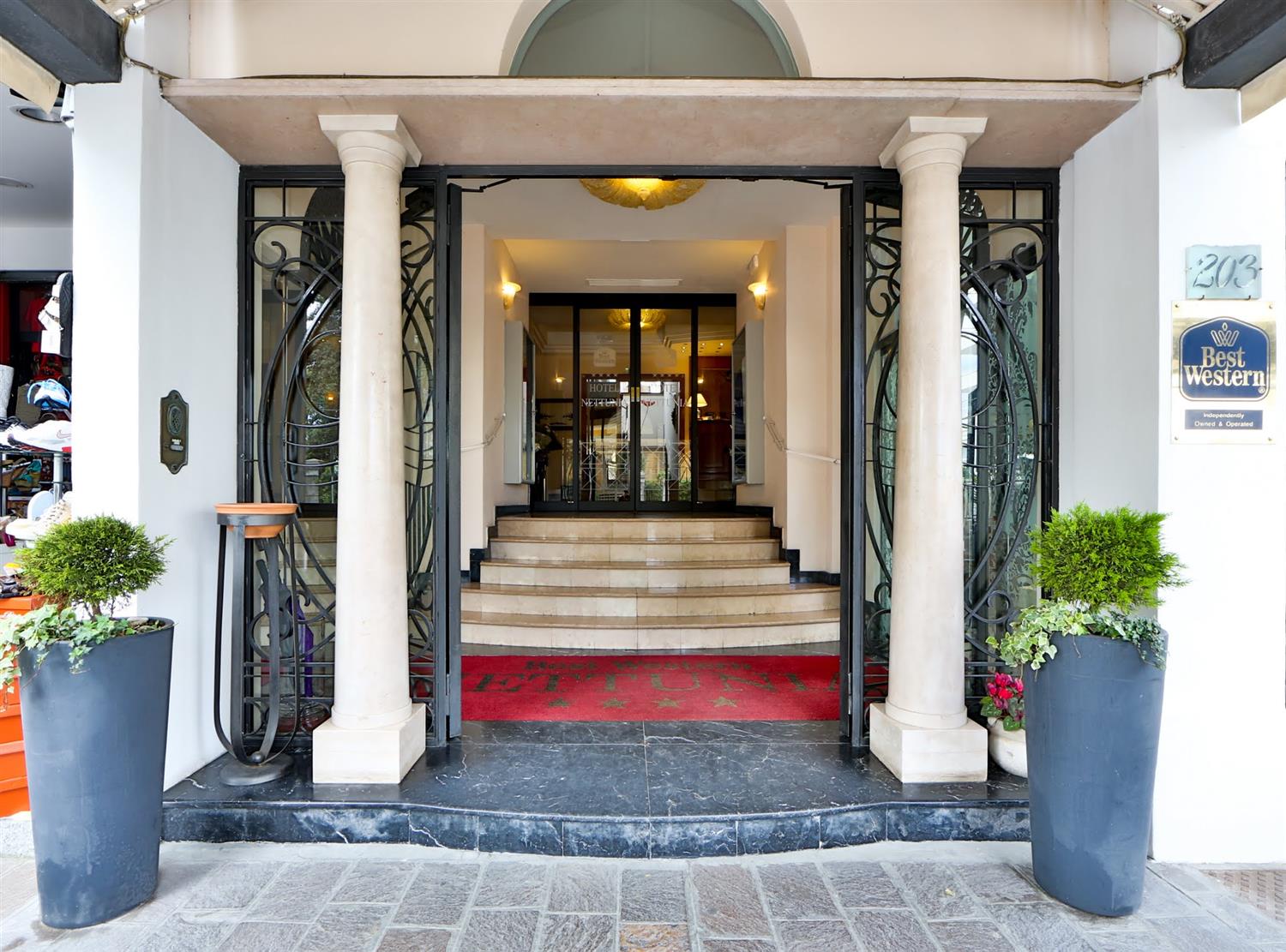 Фото отеля 1