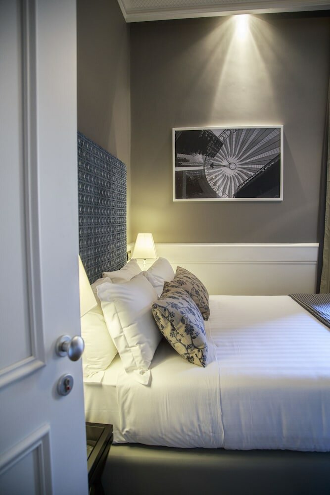 Фото The Independent Suites