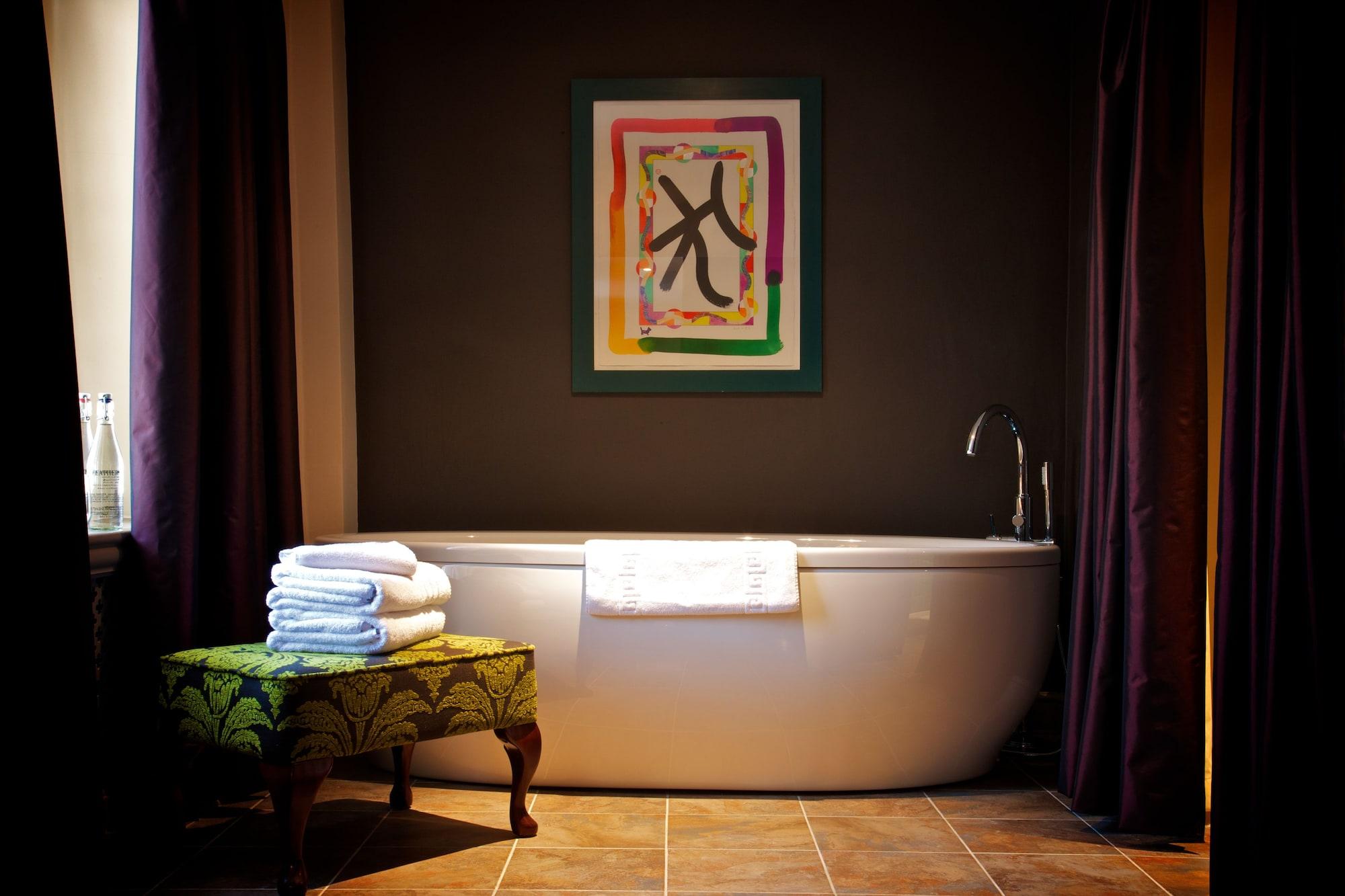 Фото The Feathers Hotel