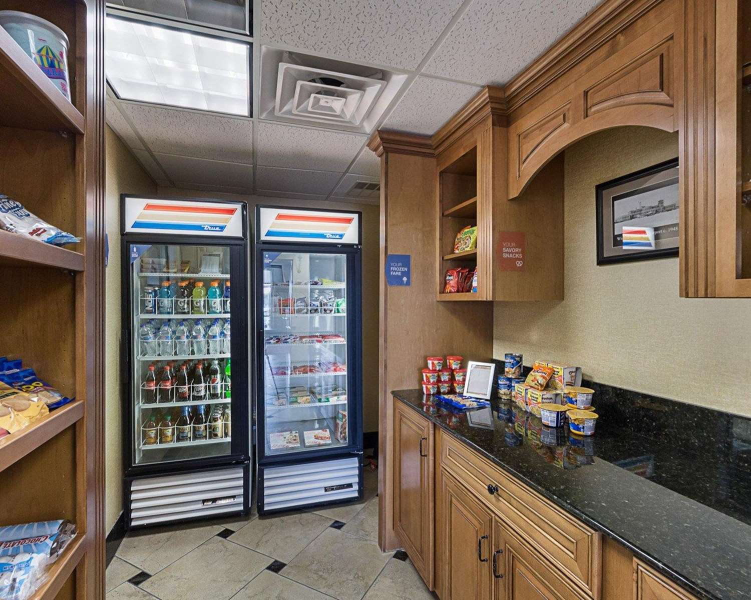 Фото Comfort Suites Airport