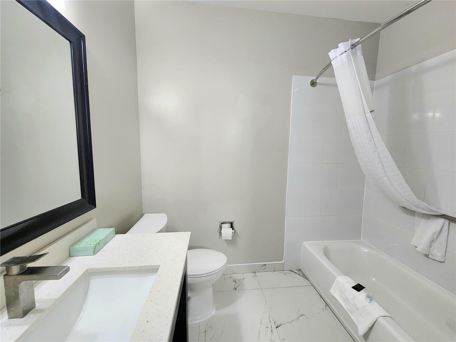 Фото Days Inn & Suites by Wyndham Corpus Christi Central