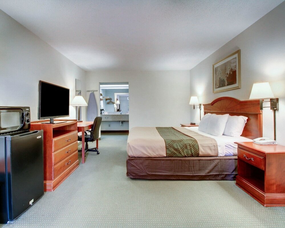 Фото Econo Lodge Inn & Suites