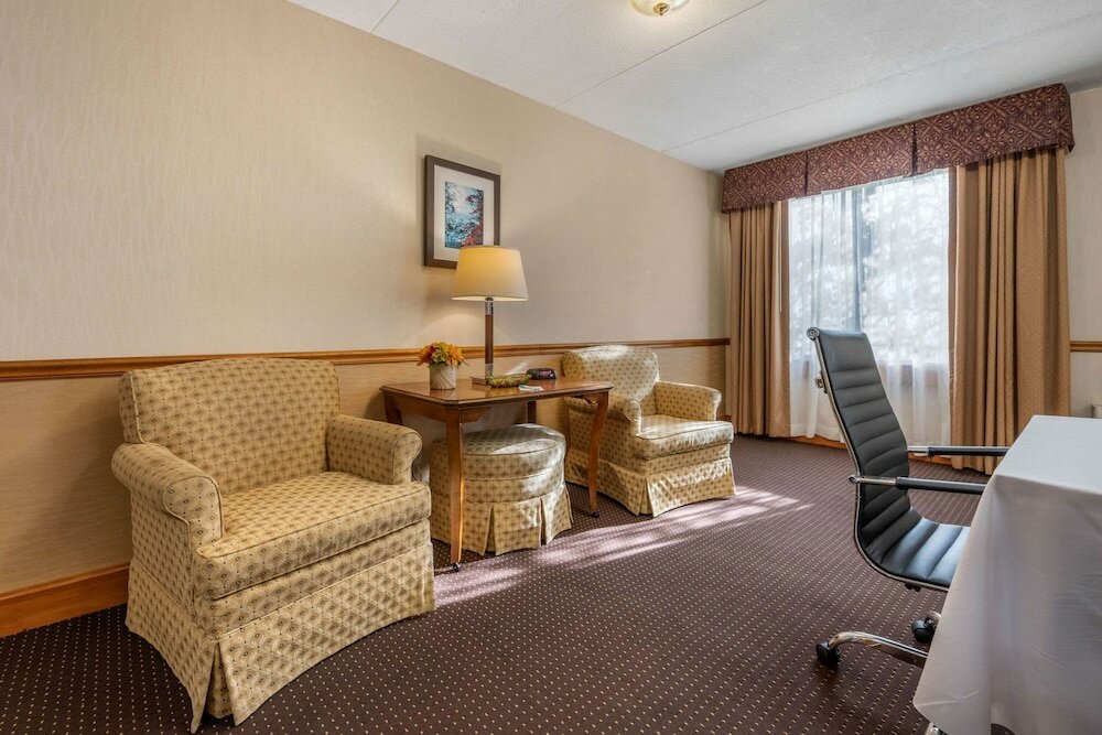 Фото Clarion Hotel Conference Center on Lake Erie