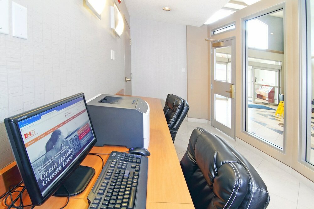 Фото Holiday Inn Express Hotel & Suites Calgary S-Macleod Trail S, an Ihg Hotel