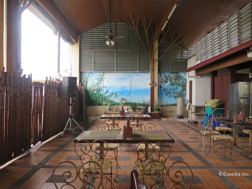 Фото Oyo 210 Apple Tree Suites