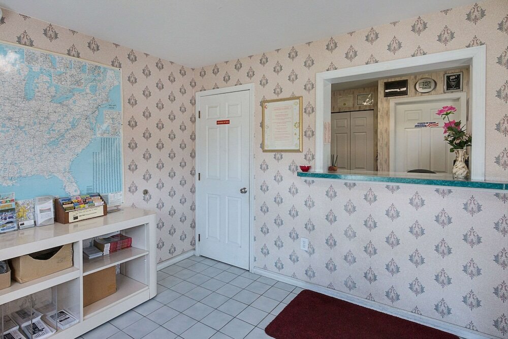 Фото Rodeway Inn Milford - I-84