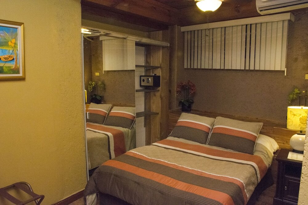 Фото B & B Comfy Inn