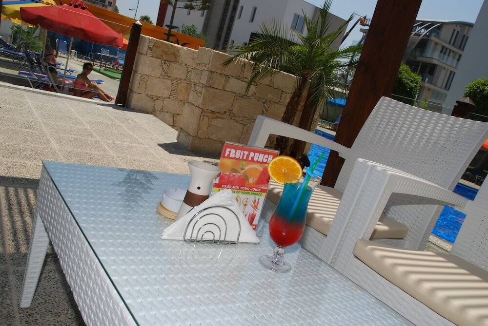 Фото The Caravel Hotel