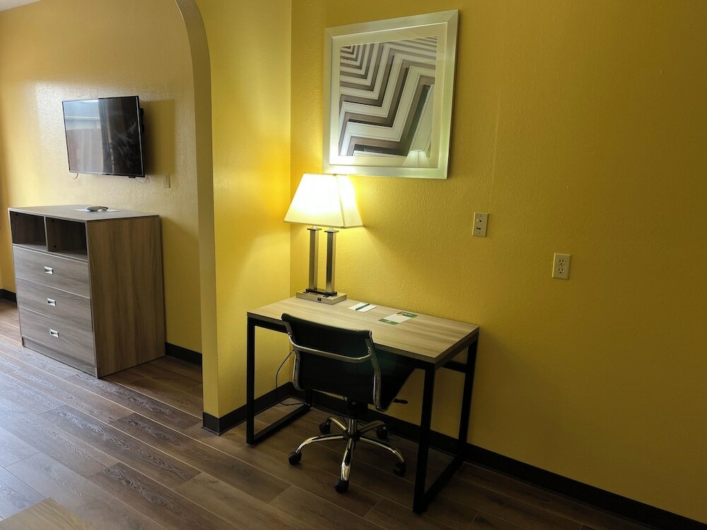 Фото Super 8 by Wyndham Bay City