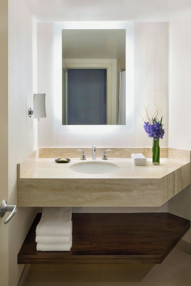 Фото Sheraton Vancouver Wall Centre